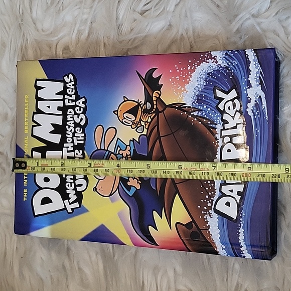 Dog Man Twenty Thousand Fleas Under the Sea Hardback book - Picture 8 of 8